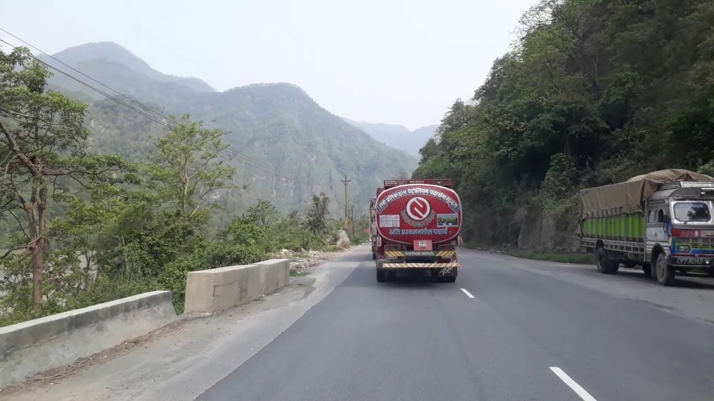 पहिरोका कारण नारायणगढ-मुग्लिन सडक एकतर्फी
