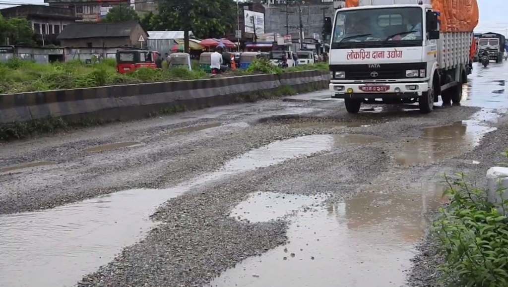 बागथलाबाट भोपुरसम्मको जयपृथ्वी राजमार्गमा कालोपत्रे गर्दा कमसल सामग्री