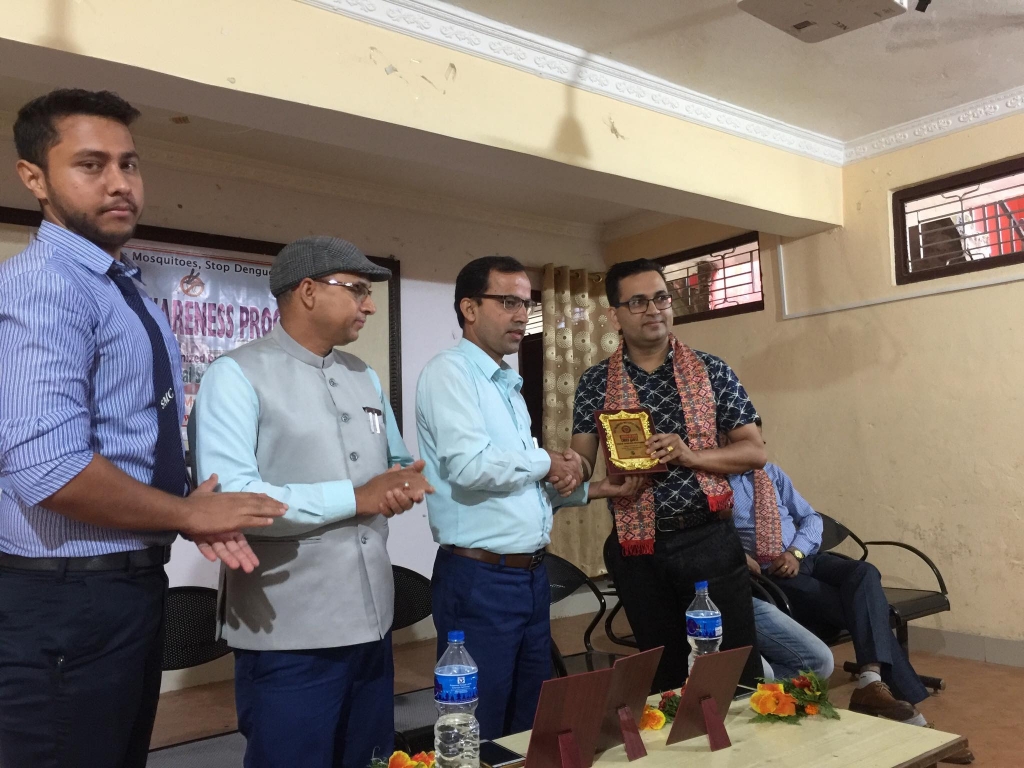 सप्तगण्डकीका विद्यार्थीलाई डेँगुबारे पढाउँदै डा अधिकारी