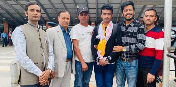 ८२ लाख तिरेर कतारबाट छुटेका चितवनका विनोद नेपाल आइपुगे
