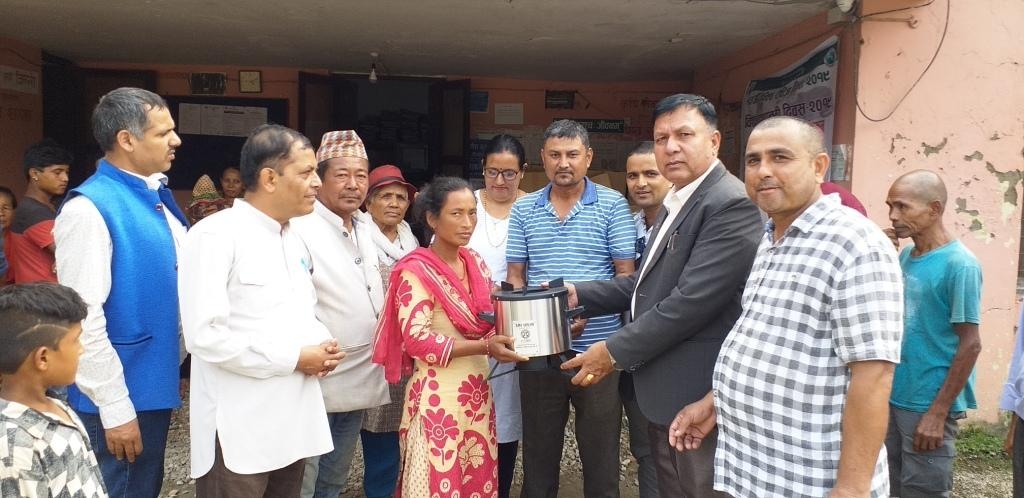 रत्ननगरका गरिब तथा विपन्न परिवारलाई सुधारिएको चुलो