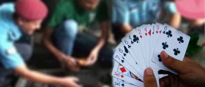 बर्दीमै तास खेलेका १४ प्रहरीलाई कारवाही