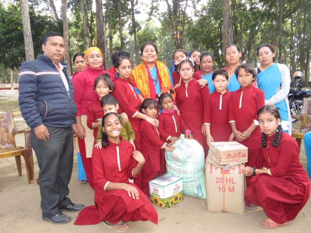 अमरदीप साकोसले दियो खाद्यान्न तथा स्टेशनरी