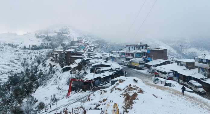 बाजुरामा हिमपात हुदाँ जनजीवन कष्टकर, किसान खुशी