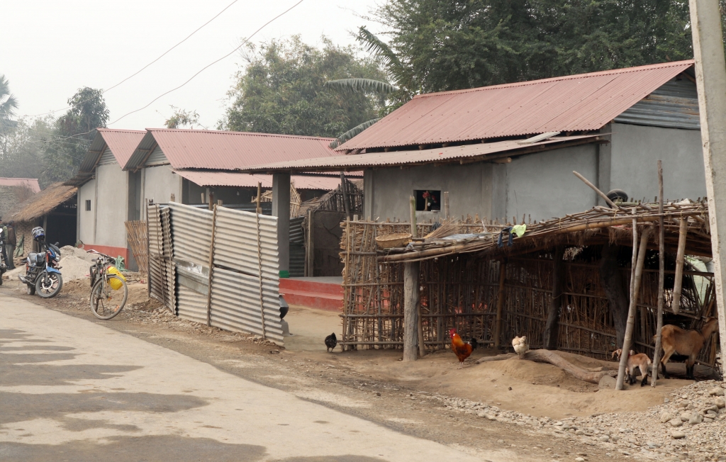 चिटिक्क घरमा बस्न पाएर दङ्ग छन् सन्थाल समुदाय