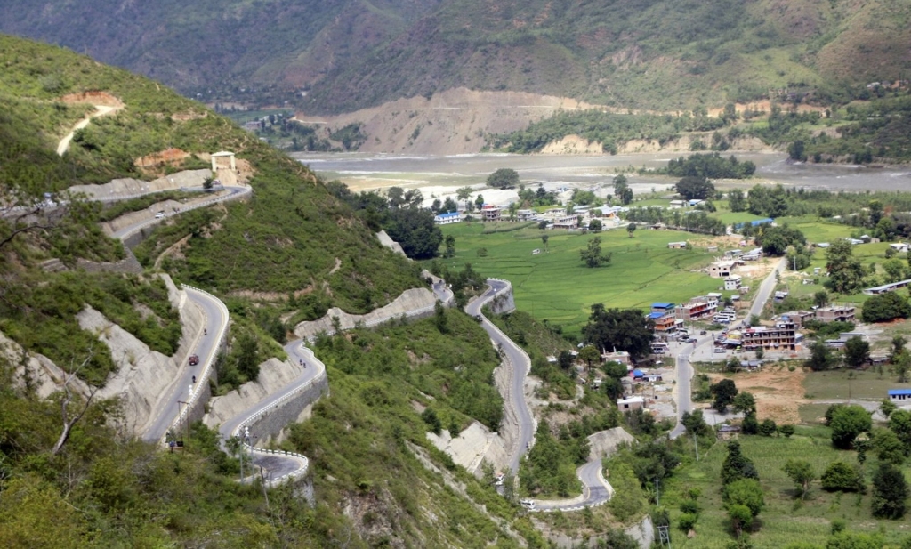 स्थानीयवासीद्वारा बिपी राजमार्ग अवरुद्ध