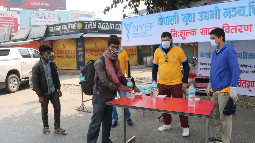 भोकै पेटमा हिडिरहेका यात्रुहरुलाई चितवनका युवाहरुले यसरी खुवाउँदैछन् खाना (भिडियो रिपोर्ट)