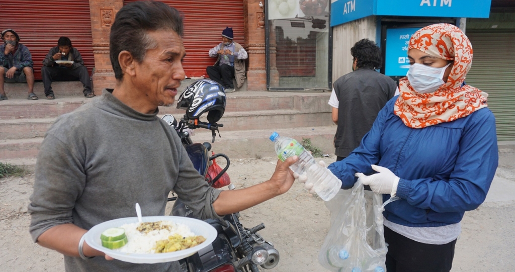 पैदलयात्रीलाई खाजा खुवाउँदै गन्तव्यतर्फ पठाउदै इच्छाकामना गाउँपालिका