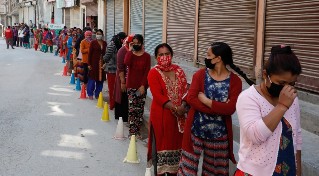 सुनका औँठी–सिक्री लाएका, आइफोन बोक्ने राहतको लाइनमा