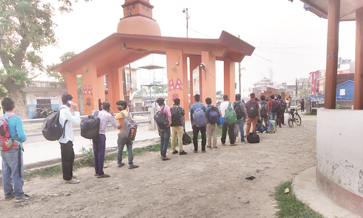 भारतबाट दिनहुँ सयौँ नेपाली स्वदेश भित्रिँदै