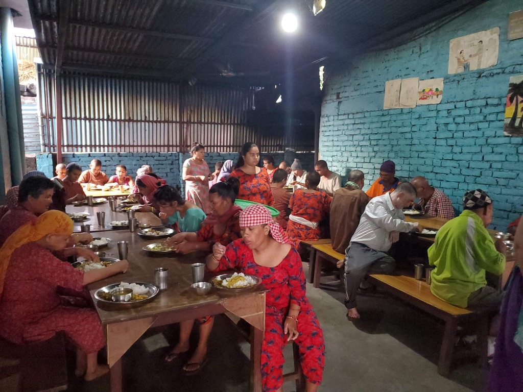 चितवनमा असहायहरुलाई खाना खुवाउँदै प्रेस युनियनले मनायो स्थापना दिवस
