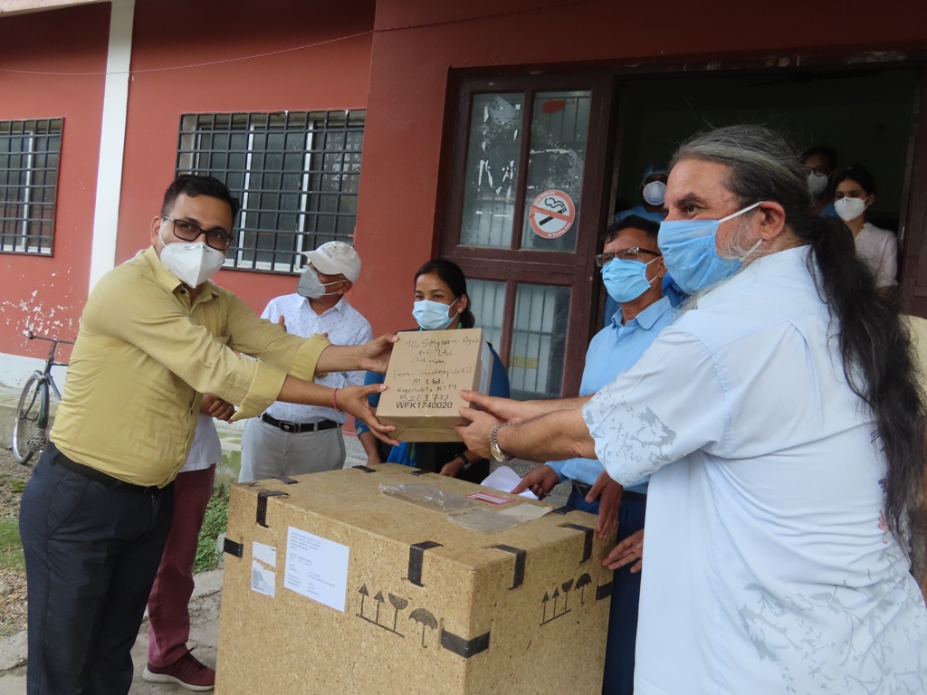 भरतपुरको कोभिड १९ प्रयोगशालालाई पिसिआर मेसिन सहयोग,कोरोना छिटो परीक्षण गर्न सकिने