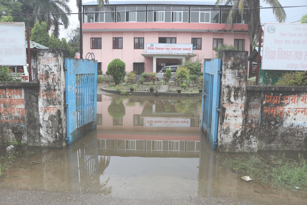 भरतपुरका सरकारी कार्यालय डुबानमा,सेवाग्राही र कर्मचारीले सडकमा नै जुत्ता खोलेर जानुपर्ने बाध्यता