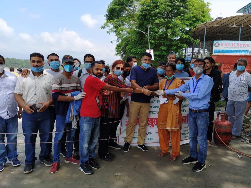 विपी जयन्तीमा नेविसंघ सप्तगण्डकीद्धारा बेसहारालाई खाना