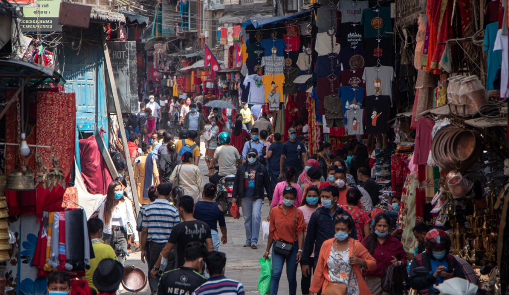 बजारमा दशैँ चहलपहल : व्यापारी भन्छन्– हिँड्ने बढे, किन्ने बढेनन्
