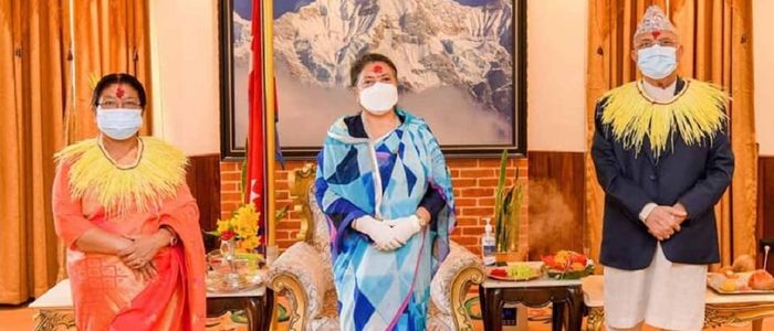 राष्ट्रपति भण्डारीको हातबाट प्रधानमन्त्री ओलीले लगाए दसैँको टीका