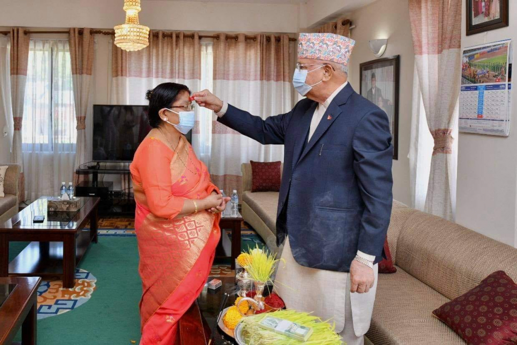 प्रधानमन्त्री ओलीले लगाइदिए पत्नी राधिकालाई दसैँको टीका