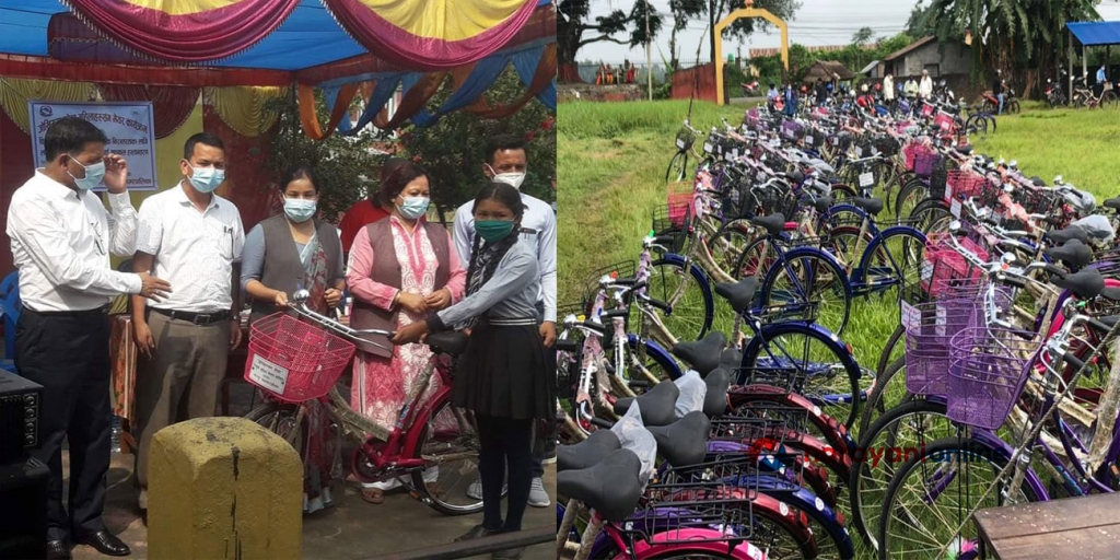 भरतपुरमा जोखिममा परेका महिलासंग मेयरः सामुदायीक विद्यालयका छात्रालाई साइकल वितरण