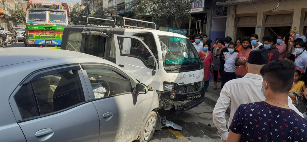 नारायणगढको पुतलीबजारमा कार र म्याजिक ठोक्क्दिा चार जना घाइते