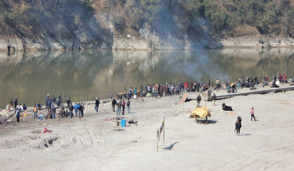 कोरोना सङ्क्रमण बढिरहेको बेला देवघाटमा मलामीको भीडभाड