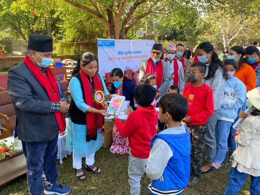 एसओएस चितवनद्वारा विपन्न परिवारलाई ३५ लाख मूल्यको सामग्री सहयोग