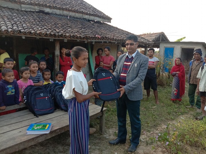 माडीमा बालबालिकालाई स्टेशनरी सामान वितरण