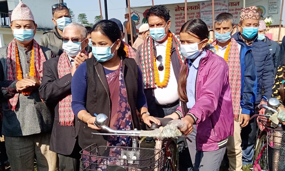 भरतपुरका २९६ छात्रालाई महानगरले बाड्यो साइकल, ल्यापटप र स्कुल बस पनि बाडिँदै