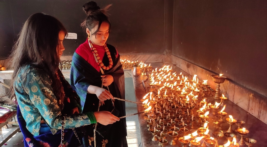 कोरोनाले खोसेको तमू ल्होसार रौनक, चितवनका गुम्बामा न्यून दर्शनार्थी (फोटोफिचर)