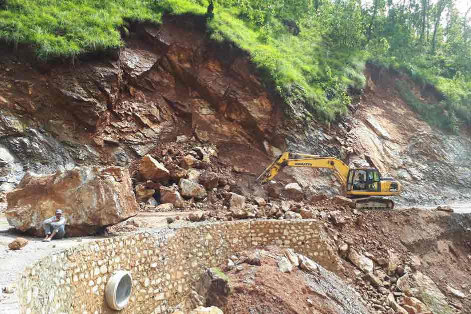 मध्यपहाडी लोकमार्ग दैनिक साढे तीन घण्टा बन्द