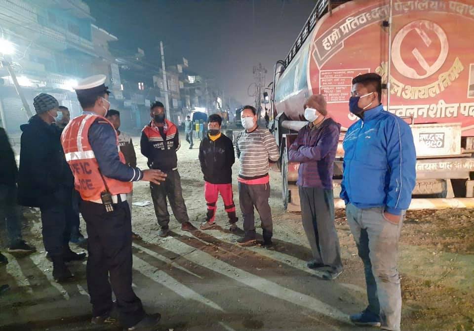 दुर्घटना न्यूनिकरण गर्न चितवनमा प्रहरीको सचेतनामूलक कार्यक्रम सुरु