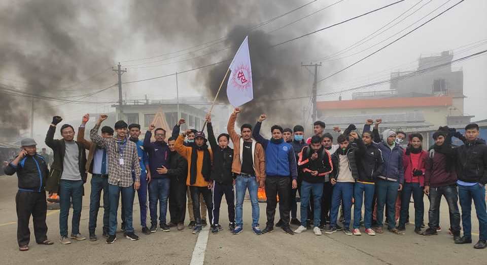 संसद पुर्नस्थापनाको माग गर्दै माडीमा प्रचण्ड–माधव निकटअनेरास्ववियूको चक्काजाम