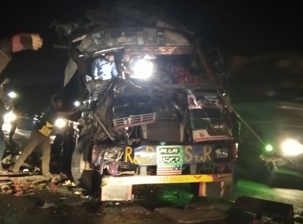 चितवन बस र ट्रक एकापसमा ठक्कर खाँदा एकको मृत्यु, दुई घाइते