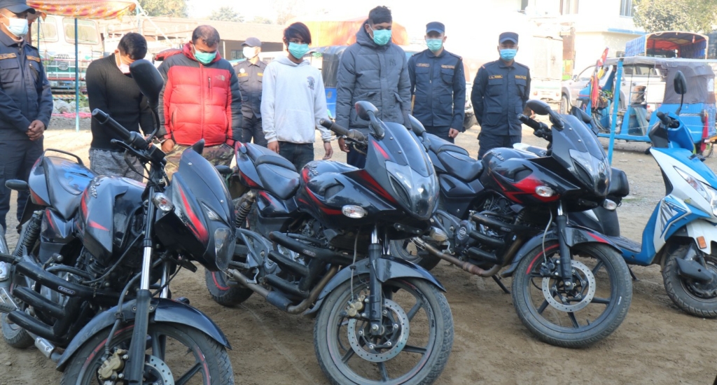 चितवनमा मोटरसाइकल चोरी गर्ने चार जना पक्राउ