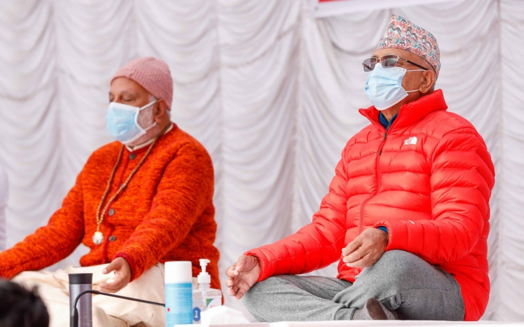 राष्ट्रिय योग दिवसमा प्रधानमन्त्री ओलीसहितले गरे बालुवाटारमा योगाभ्यास