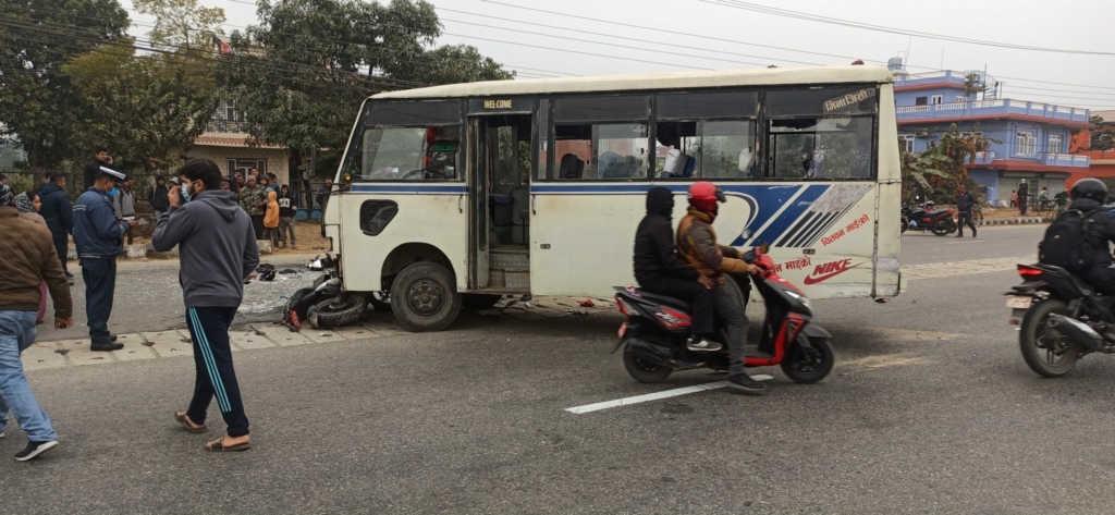 सनराइज बोडिङको स्कूल बसले ठक्कर दिँदा चितवनको रत्ननगरमा दुईको मृत्यु