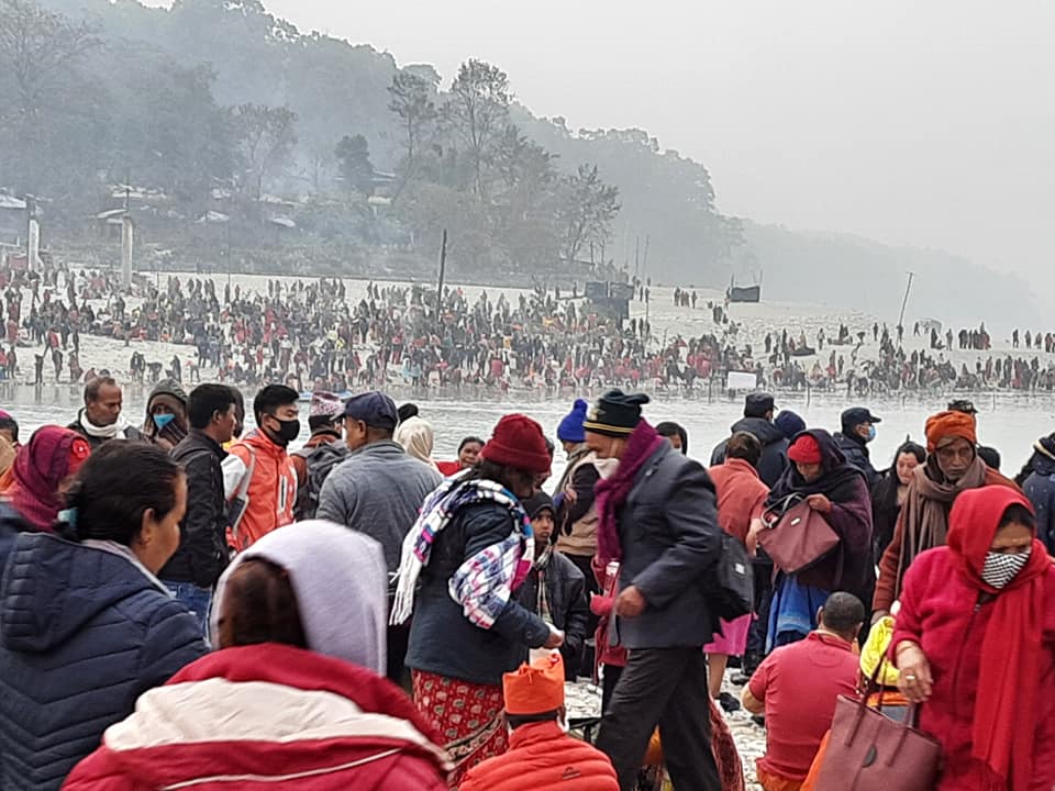कोरोनालाई बेवास्ता गर्दै देवघाटमा माघेसंक्रान्ति स्नान गर्न ओइरिए लाखौं भक्तजन (फोटोफिचर)