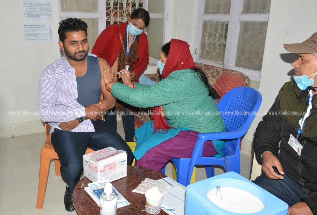 कोरोना खोप लगाएका भन्छन् : सुरक्षित छ, ढुक्क भएर लगाउनुहोस्
