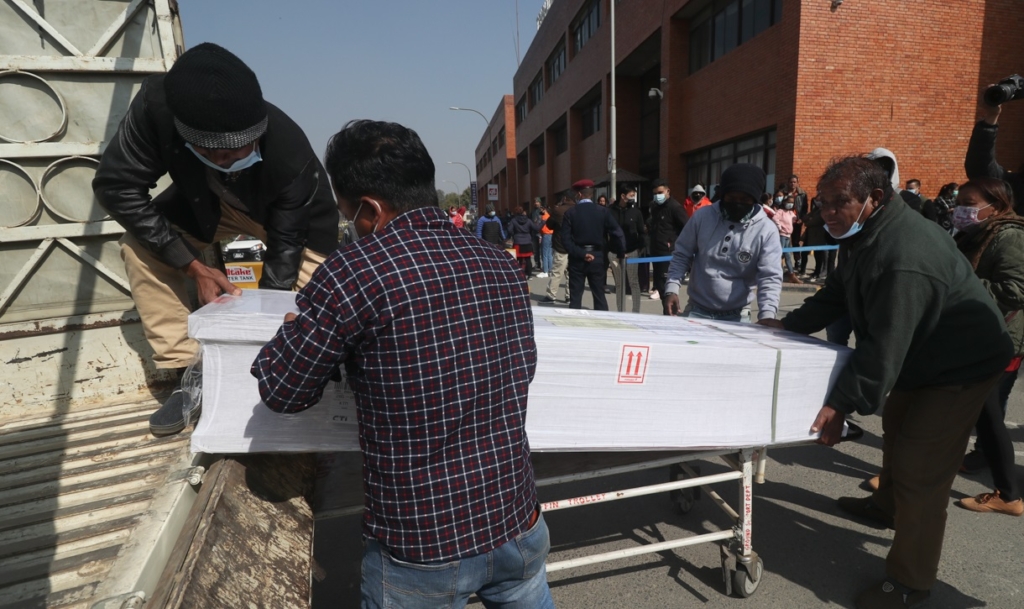मलेशियाबाट १७ नेपालीको शव नेपाल ल्याइयो,शवको लस्करले विमानस्थलमा सन्नाटा
