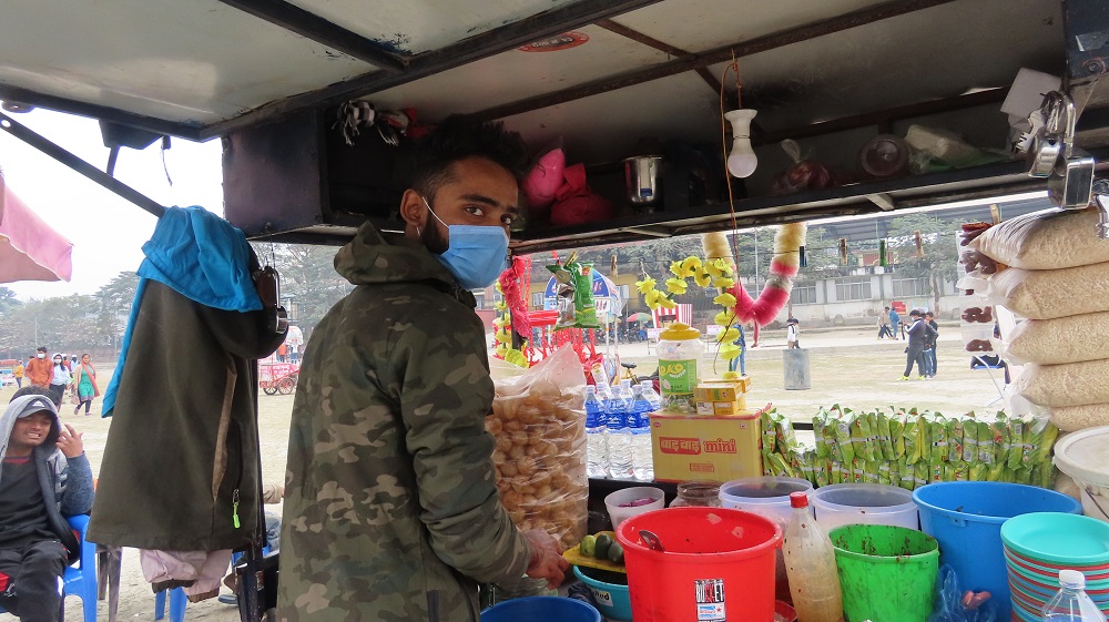 नारायणी नदी किनारमा चटपट बेचेर इञ्जिनियरिङ पढ्दै गरेका सचिन