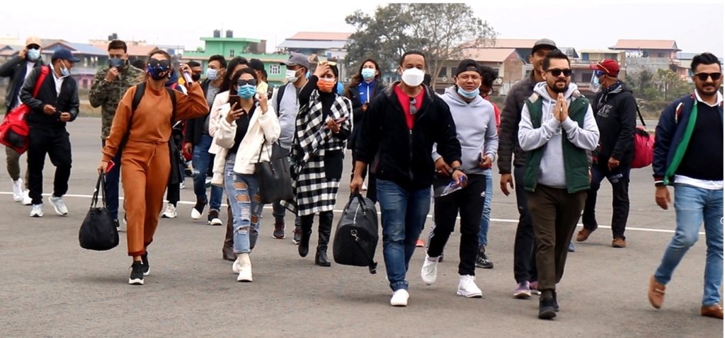 चितवनमा चर्चित कलाकार र खेलाडीलाई बाजागाजासहित भव्य स्वागत
