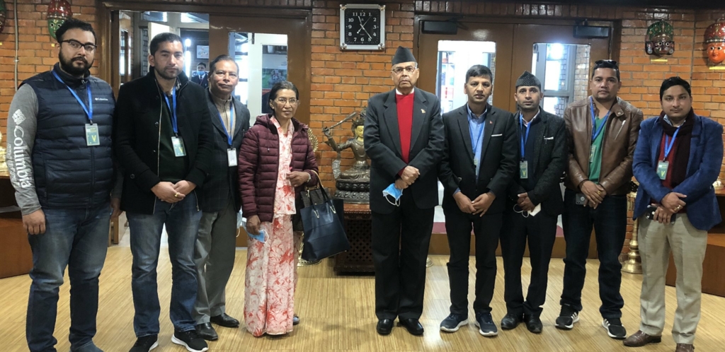 स्वास्थ्य उपचारका लागि दिल्ली गए झलनाथ खनाल