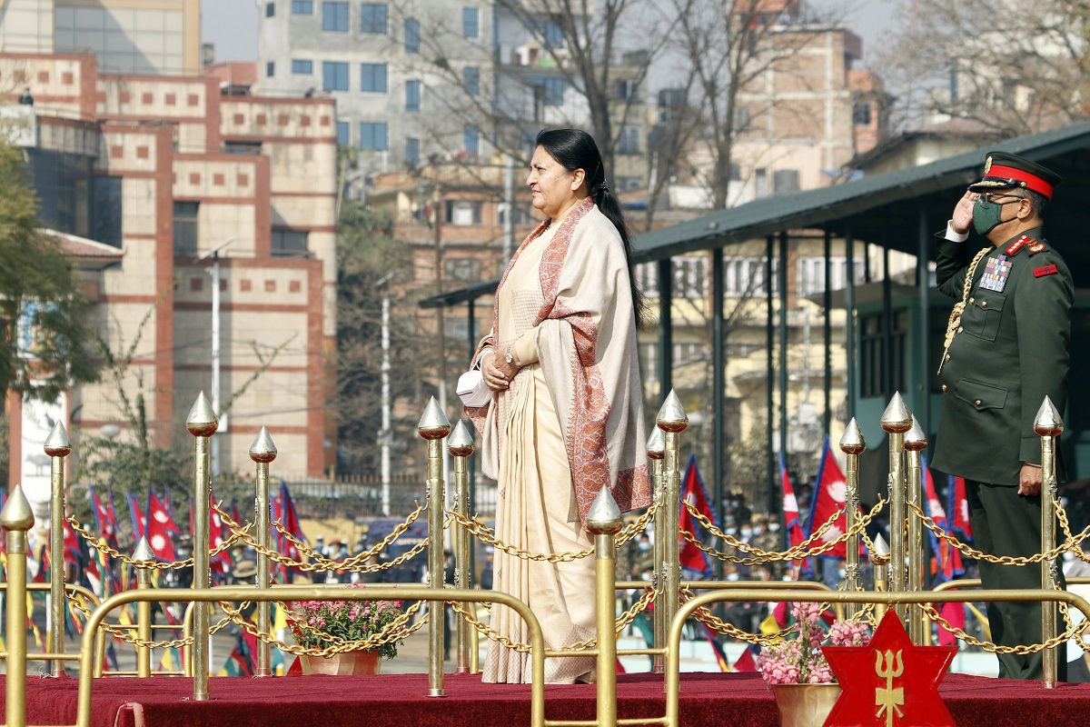 काठमाडौँ, ७ फागुन ः राष्ट्रपति विद्यादेवी भण्डारी ७१ औं राष्ट्रिय प्रजातन्त्र दिवसका अवसरमा शुक्रबार टुँडिखेलमा आयोजित कार्यक्रममा नेपाली सेनाद्वारा अर्पन गरेको सम्मानगारतमा सहभागी हुुँदै । तस्वीर ः रत्न श्रेष्ठ, रासस ।