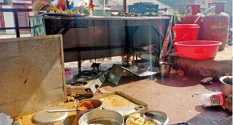 बन्द अबज्ञा गरेको भन्दै चिया पसलमा प्रचण्ड-माधव समूहको तोडफोड