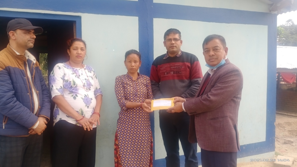 चितवनका पत्रकार अधिकारीद्वारा पुरस्कार रकम पीडित चेपाङ परिवारलाई हस्तान्तरण