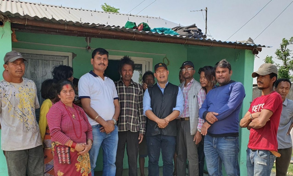 चितवनका युवा सामाजिक अभियन्ताहरुले पुरन चौधरीलाई बनाइ दिए घर