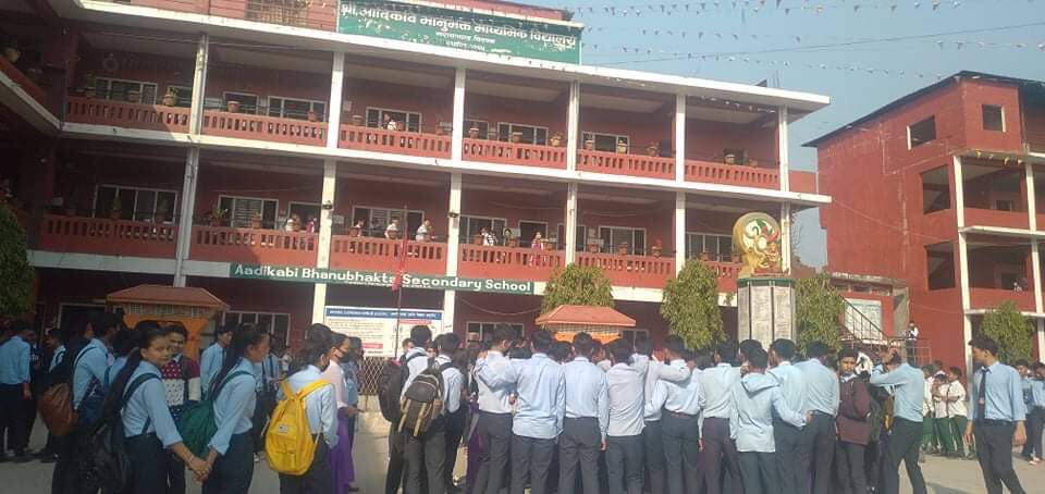 भरतपुरको भानु माविमा प्रचण्ड निकट विद्यार्थीको तालाबन्दी