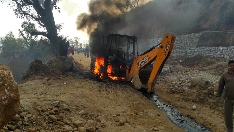 धादिङमा बाटो खन्दै गर्दा पैदल यात्रीको मृत्यु,स्थानियद्धारा एक्स्काभेटरमा आगजनी