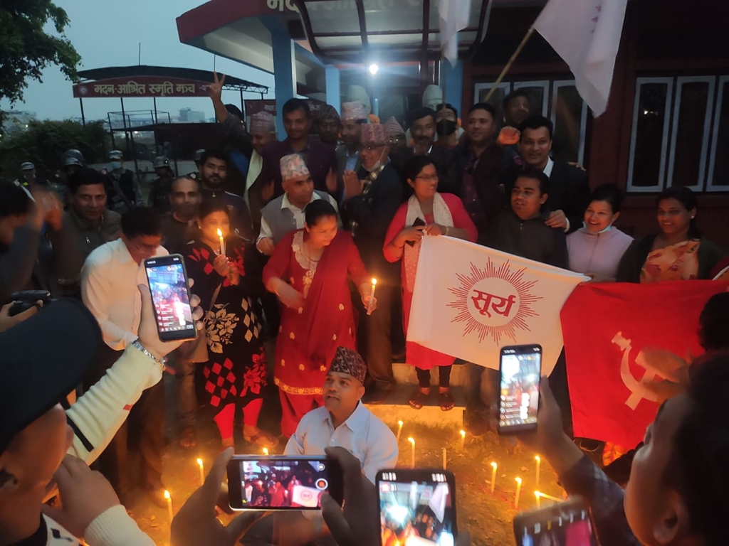 एमाले र माओवादी केन्द्र ब्युँतिएपछि चितवनको एमाले पार्टी कार्यालयमा दिपावली
