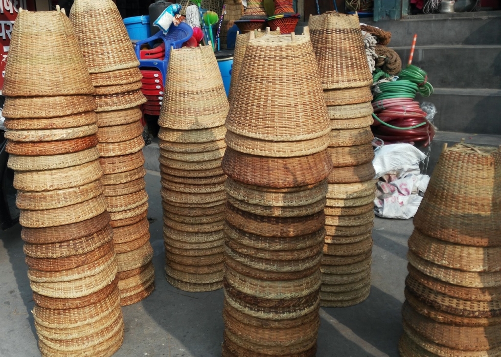 पहाडी गाउँमा डोको–डालो बनाएरै आम्दानी गर्दै महिला