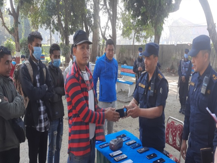 चितवन प्रहरीले फेला पारेका १०५ बटा मोबाइल सम्बन्धित व्यक्तिलाई प्रदान